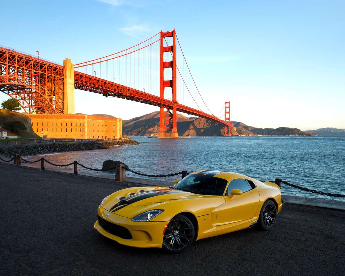 Żółte luksusowe auto na tle mostu puzzle online