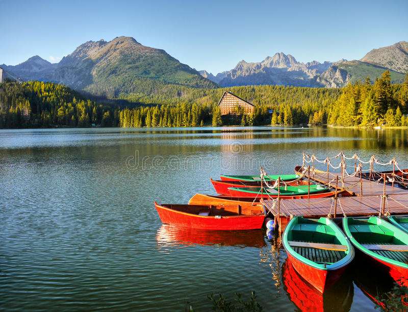 Jezioro z przycumowanym łodziami puzzle online