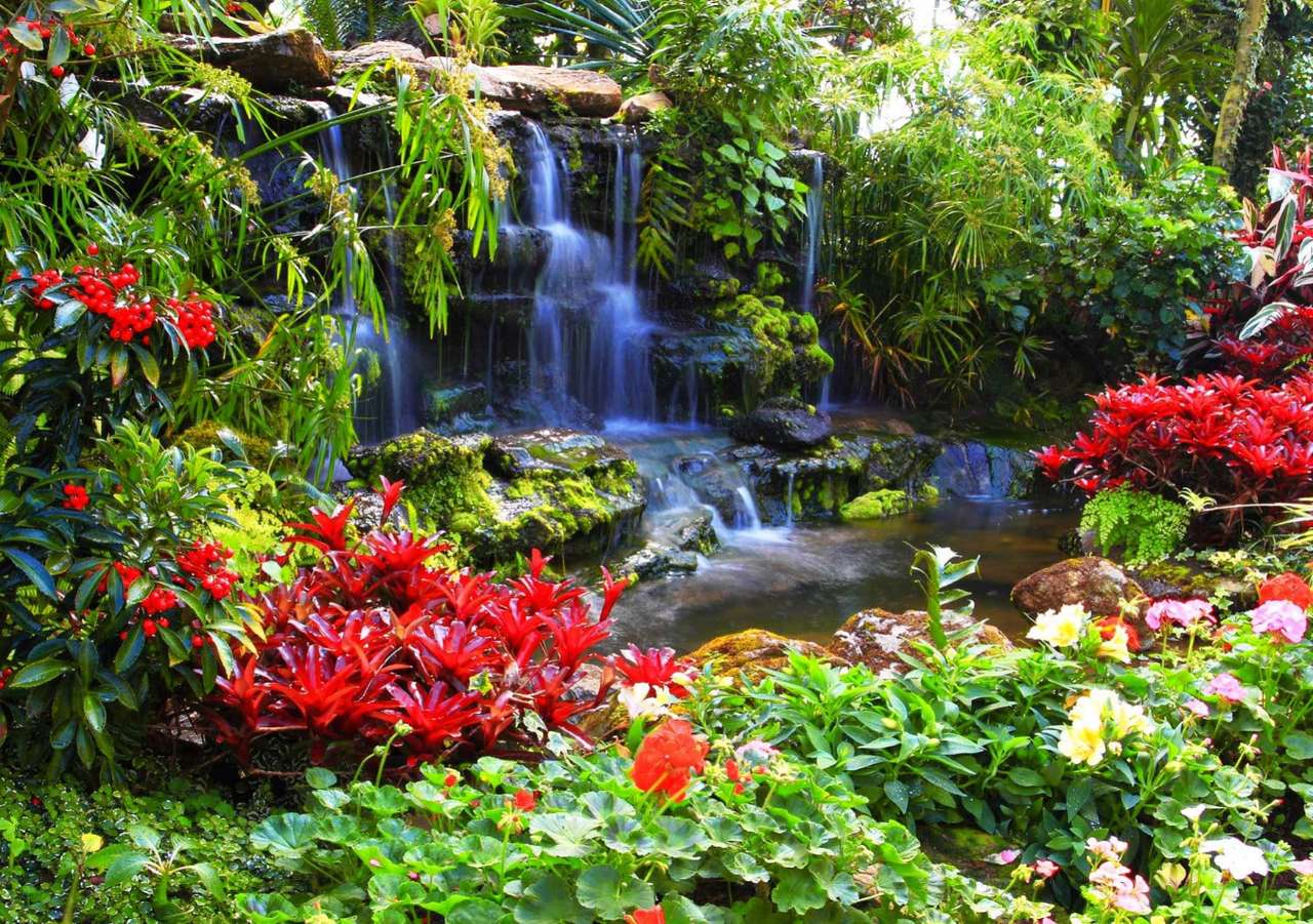 Letni wodospad w letnim ogrodzie, urocza sceneria puzzle online