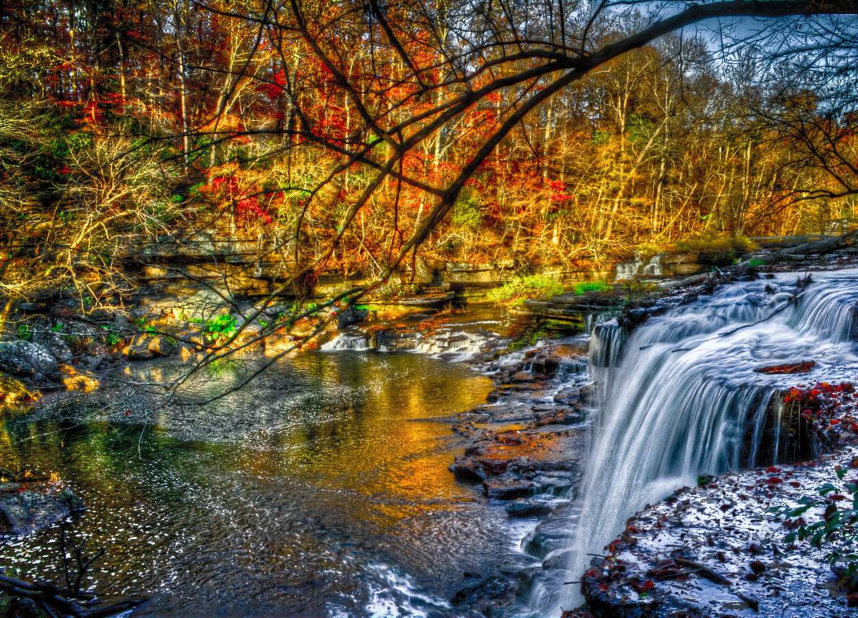 Natura rzeki tworzy takie dzieło, jesień i wodospad puzzle online