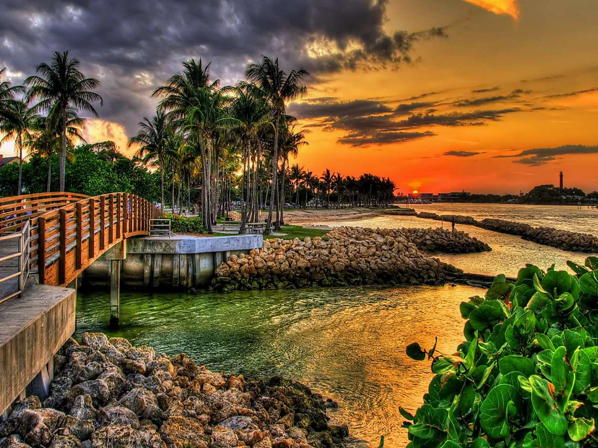 Tropikalny zachód słońca na pięknej plaży puzzle online
