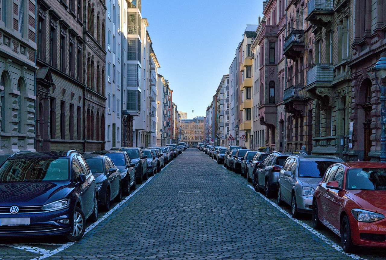 Ulica z zaparkowanymi samochodami puzzle online