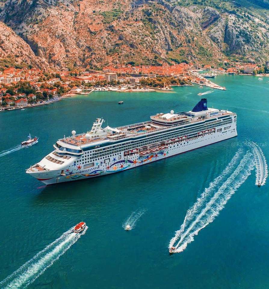 Statek turystyczny u wybrzeża puzzle online