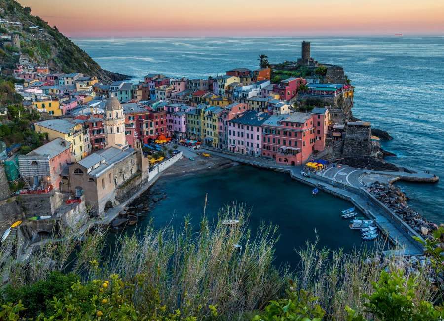Włochy-Vernazza -przecudne małe miasteczko puzzle online