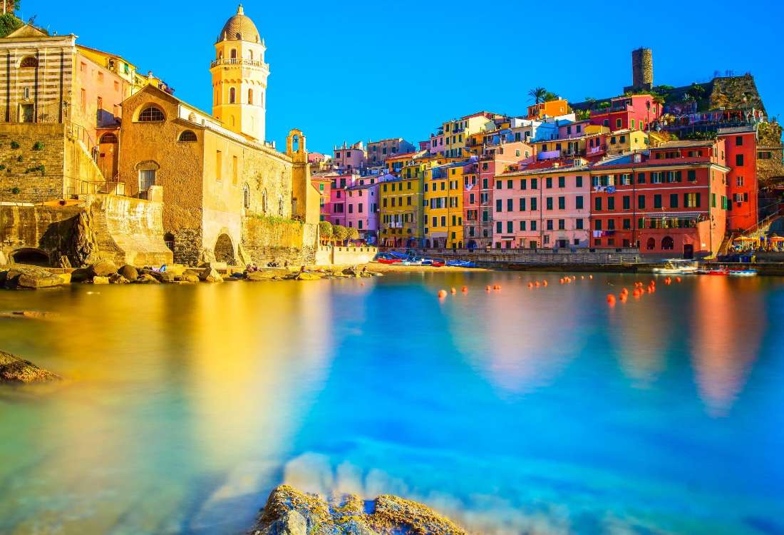Vernazza-Piękny stary Kościół i kolorowe budynki puzzle online