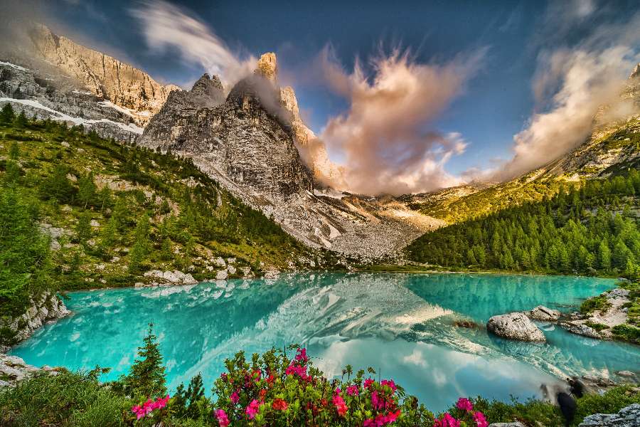 Przepiękne włoskie dolomity przy pięknym jeziorze puzzle online