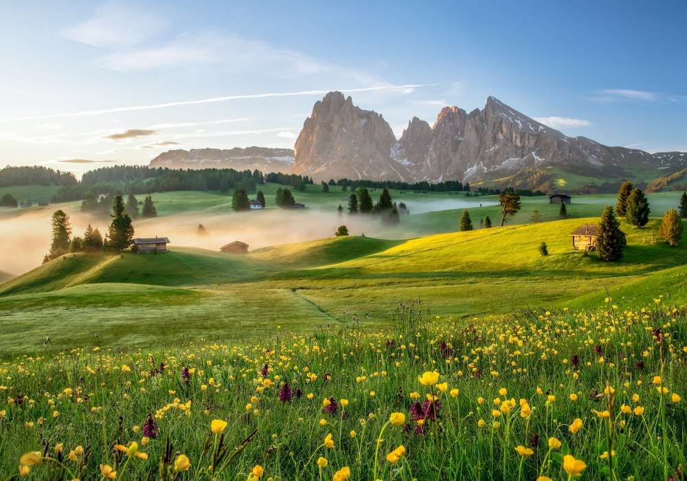 Włochy -wiosennie kwitnąca łąka, mgła i góry puzzle online