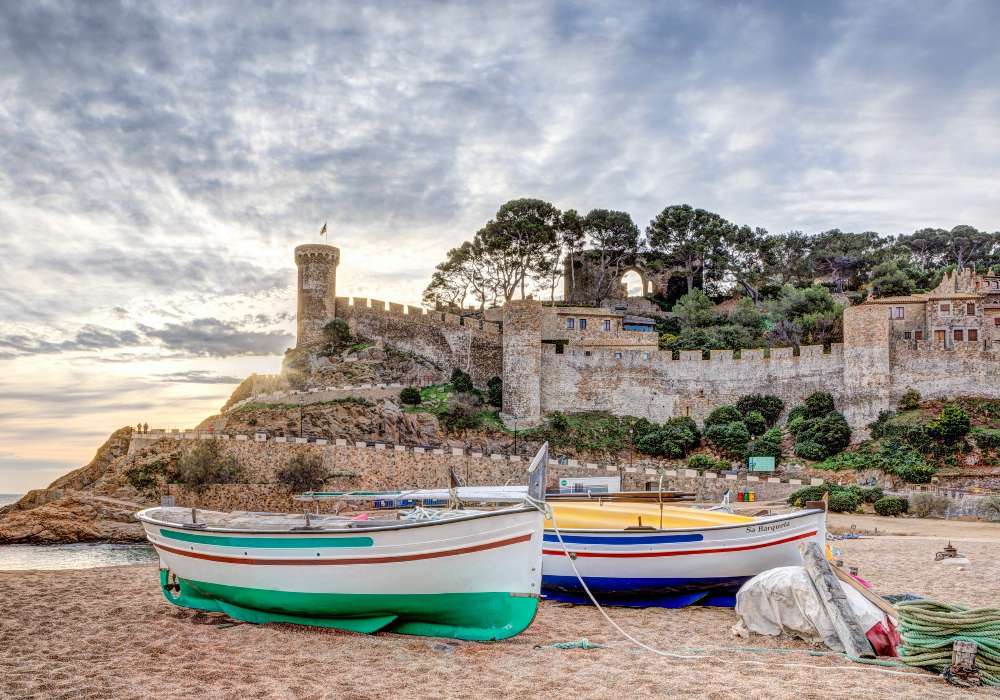 Tossa de Mar -stara forteca przy pięknej plaży puzzle online