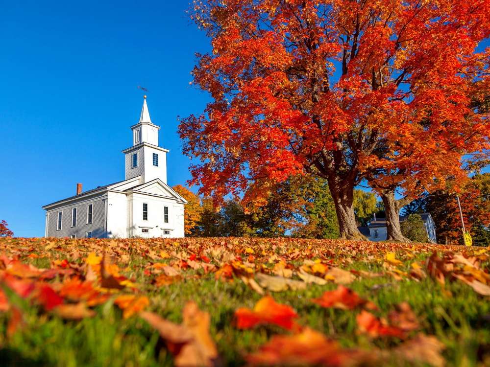 Biały mały kościółek w Nowej Anglii jesienią puzzle online