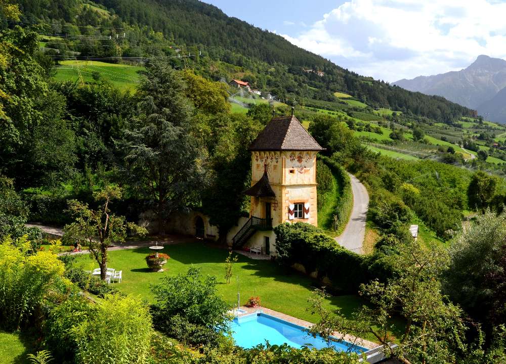 Uroczy dom na wzgórzu z basenem w pięknym miejscem puzzle online