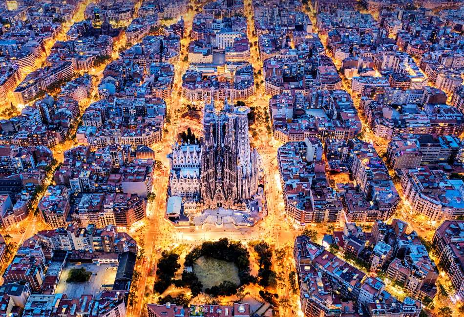 Barcelona i Sagrada Familia-Bazylika z lotu ptaka puzzle online