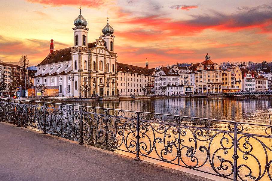 Lucerna w świetle zachodzącego słońca (Szwajcaria) puzzle online