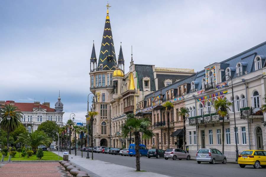Gruzja-Batumi- urocza ulica, ciekawa architektura puzzle online