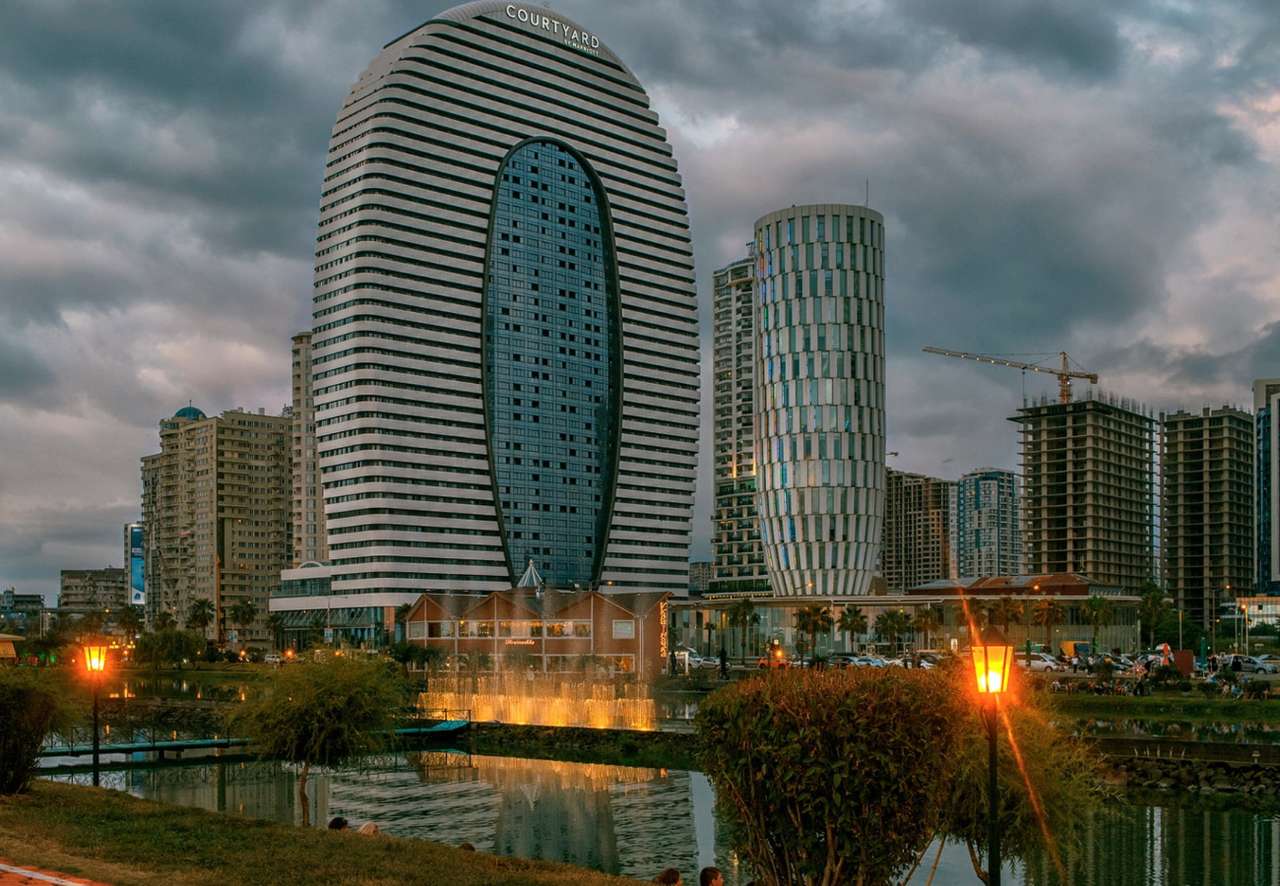 Batumi, Courtyard Marriott-nowoczesne budynki puzzle online