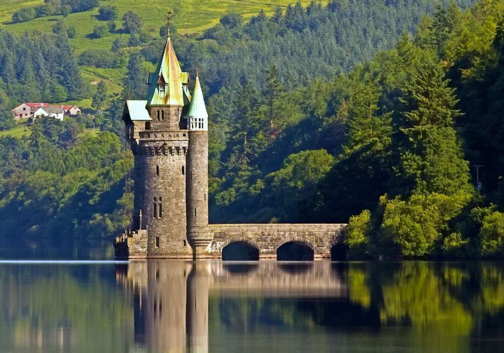 Walia-Piękna Wieża Vyrnwy i średniowiecznym mostem puzzle online