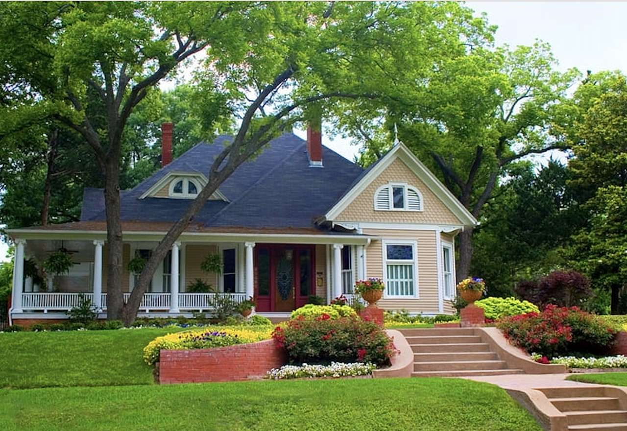 Piękny dom i piękny ogród przed domem puzzle online