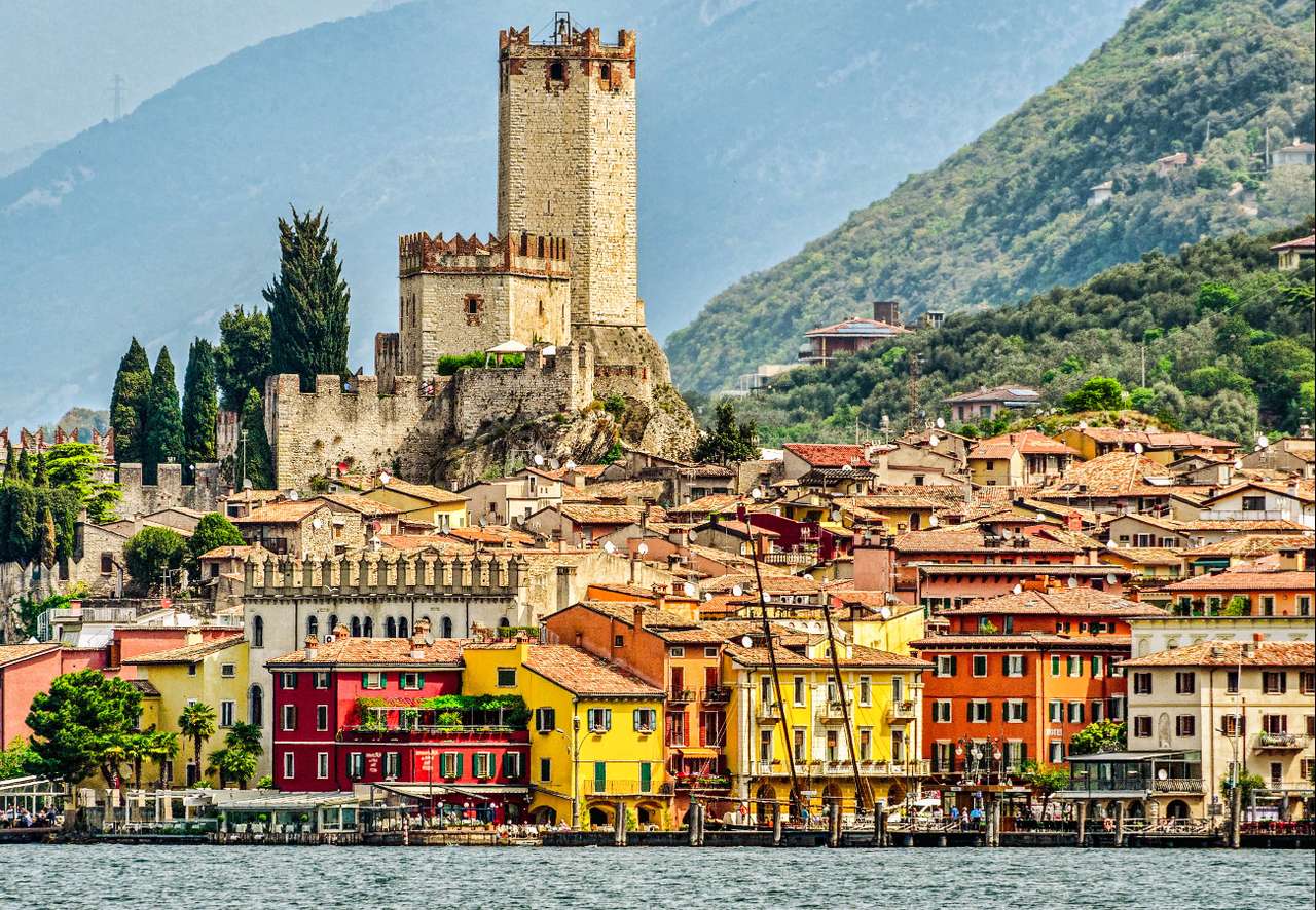 Włochy- Castelllo Scaligero nad jeziorem Garda puzzle online