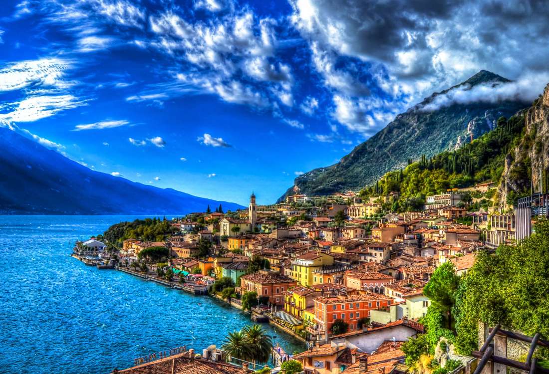 Uroczy widok miasteczka nad j. Garda, coś pięknego puzzle online
