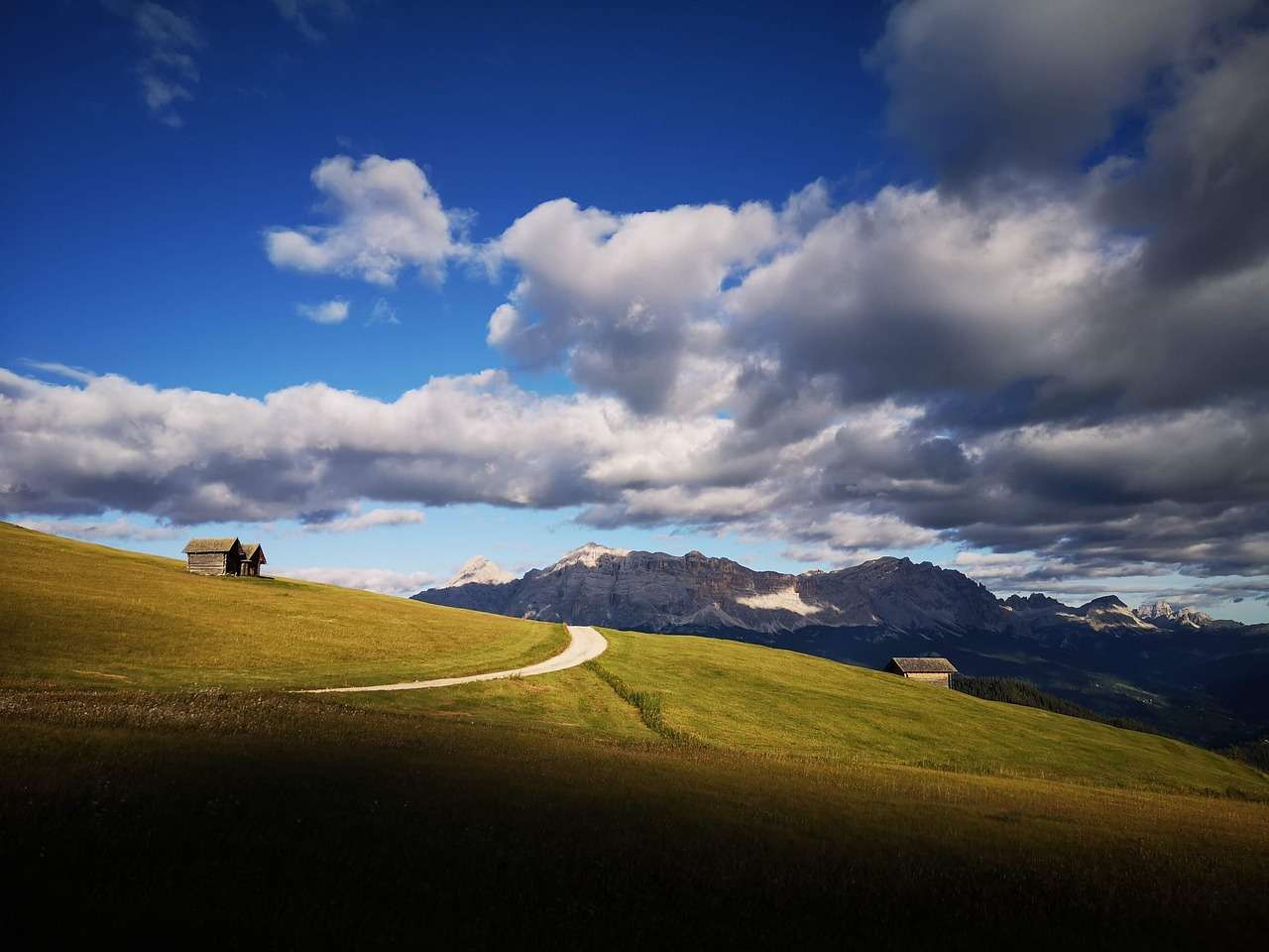 Obszar gór Chaty górskie Chmury Alpy Ścieżka puzzle online