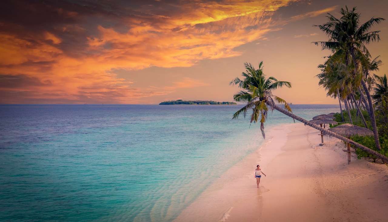 Zachód słońca na plaży na Malediwach puzzle online
