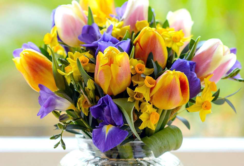 Tulipany i bratki w bukiecie puzzle online