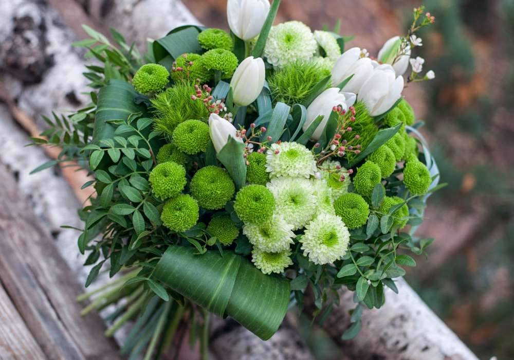 Bukiet ślubny-białe tulipany i zielone chryzantemy puzzle online