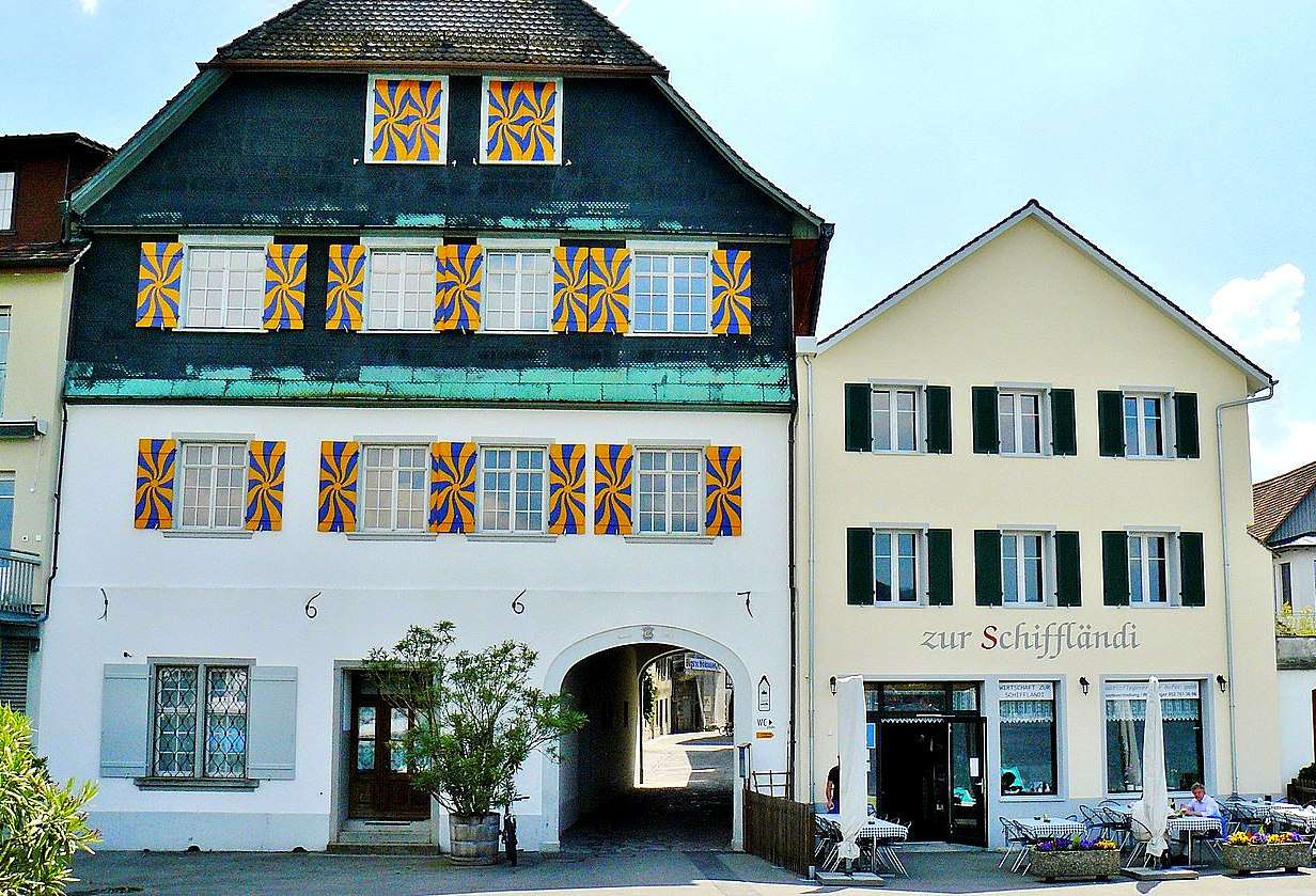 Dom z kolorowymi okiennicami (Szwajcaria) puzzle online