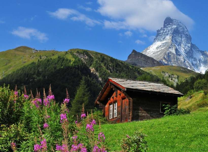 Górski dom i Matterhorn samodzielny szczyt Alpach puzzle online
