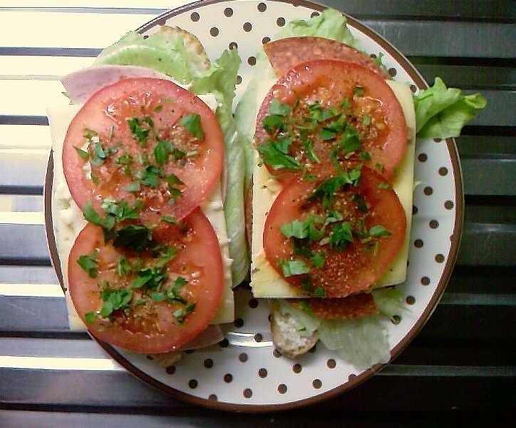 Kanapka z serem i pomidorem puzzle online