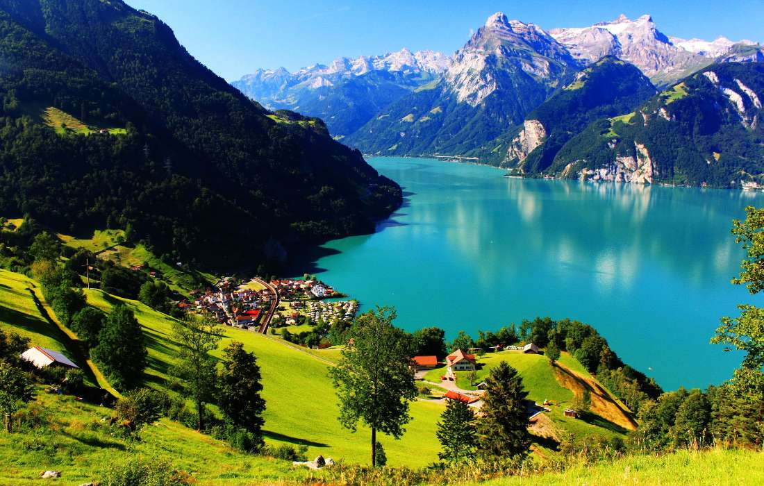 Szwajcaria-panorama alpejskiego maisteczka puzzle online