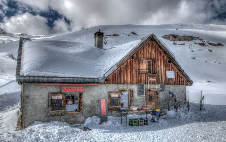 Szwajcaria-Mała restauracja na szczycie góry puzzle online