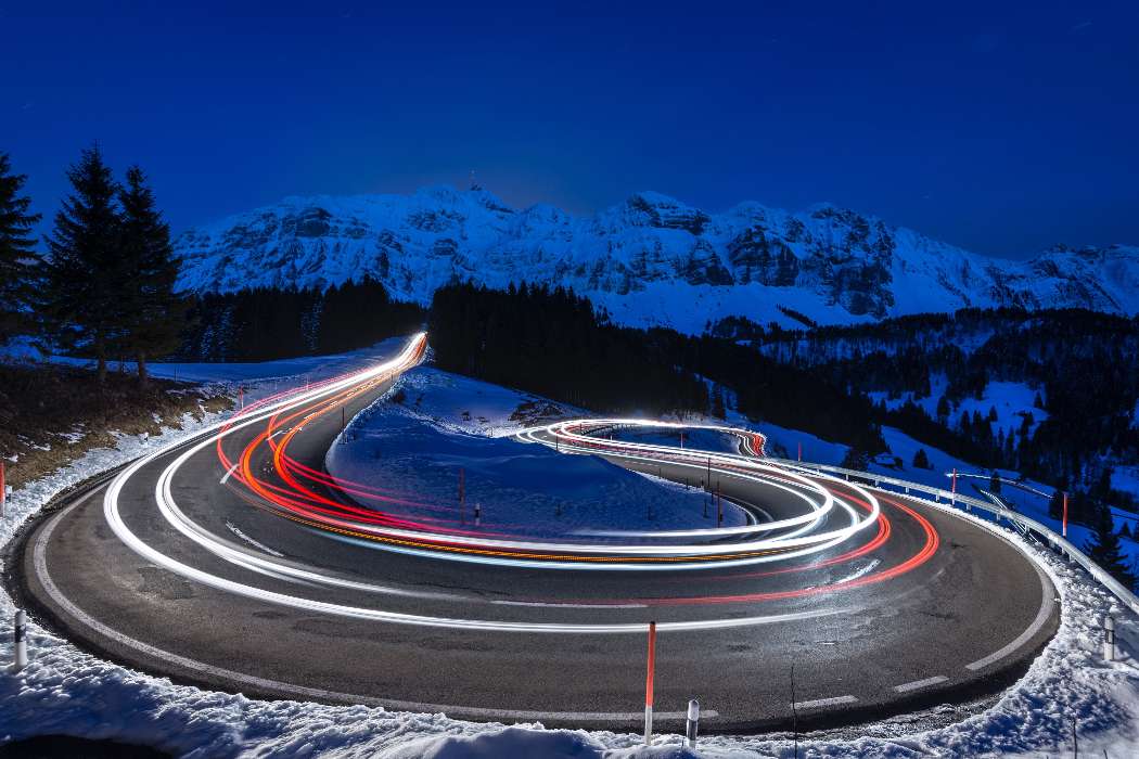 Szwajcaria-Ekspozycja krętej drogi w górach puzzle online
