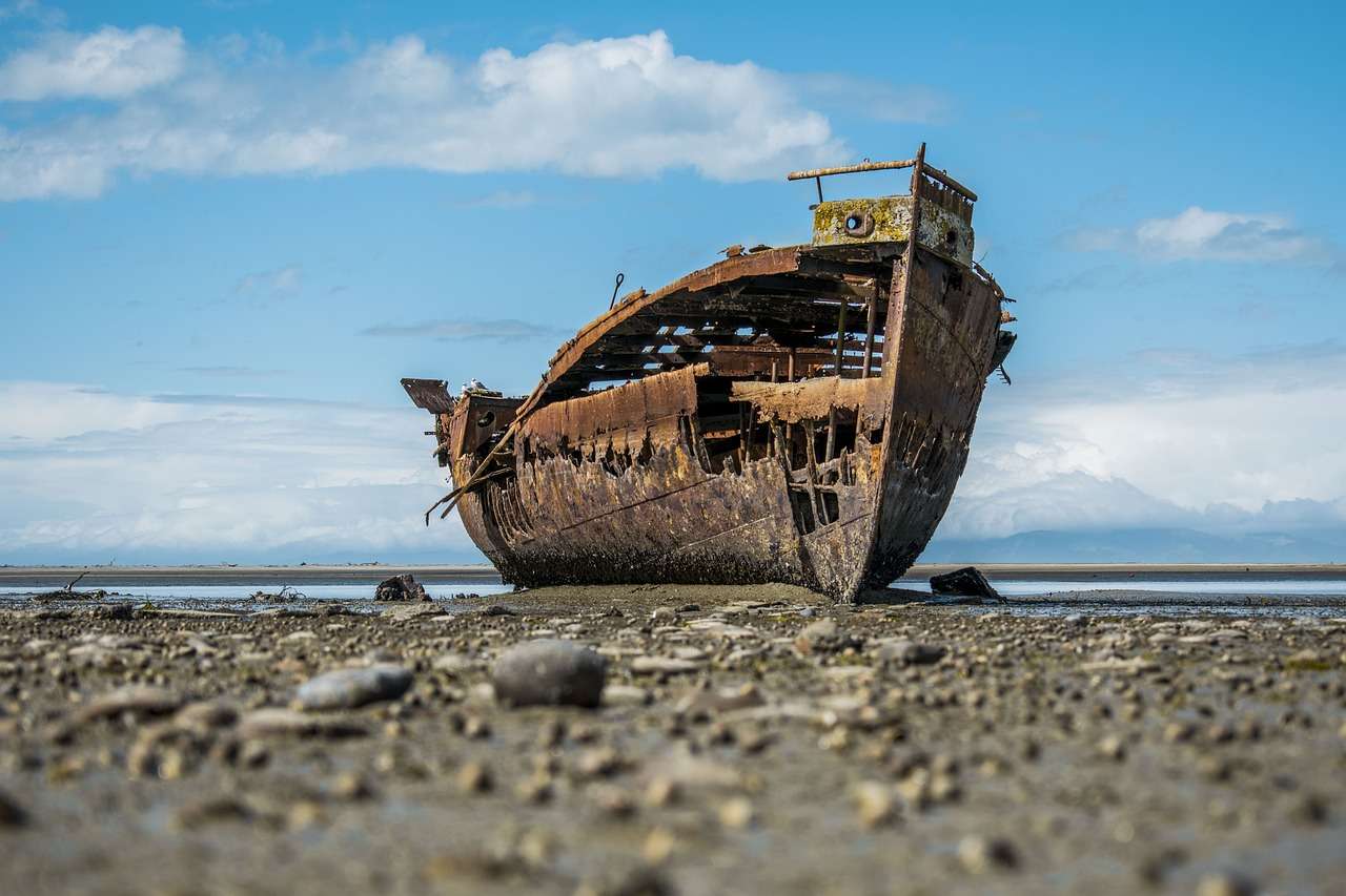 Wrak Łódka Statek Morze Wrak Opuszczone Wybrzeża Stare puzzle online