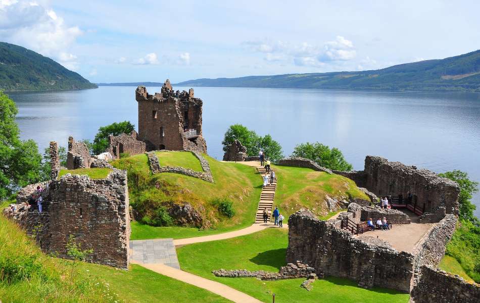 Zamek Urquhart nad jeziorem Loch Ness puzzle online