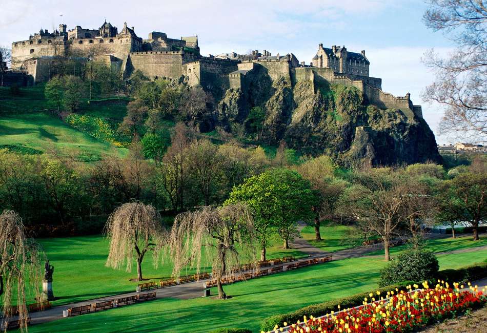 Szkocja-Zamek w Edynburgu na wzgórzu puzzle online