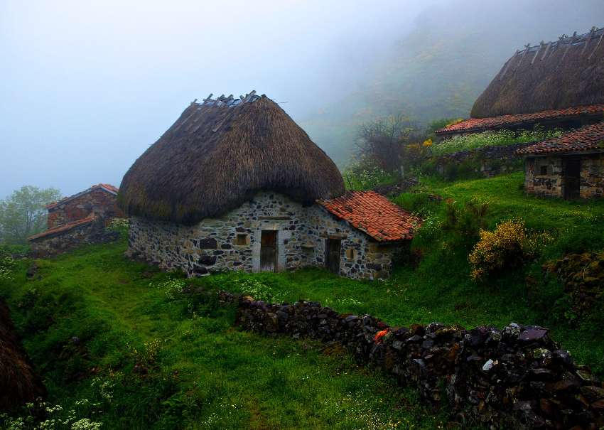 Bardzo stare górskie chaty i mgła w górach puzzle online