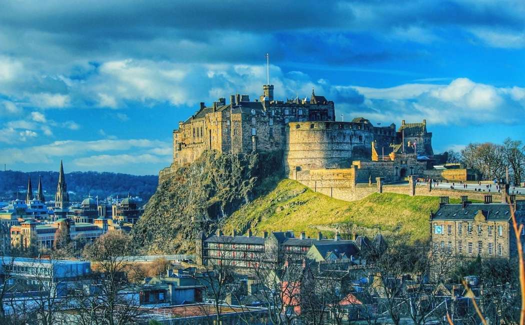 Zamek w Edynburgu krajobraz miasta i wzgórza puzzle online