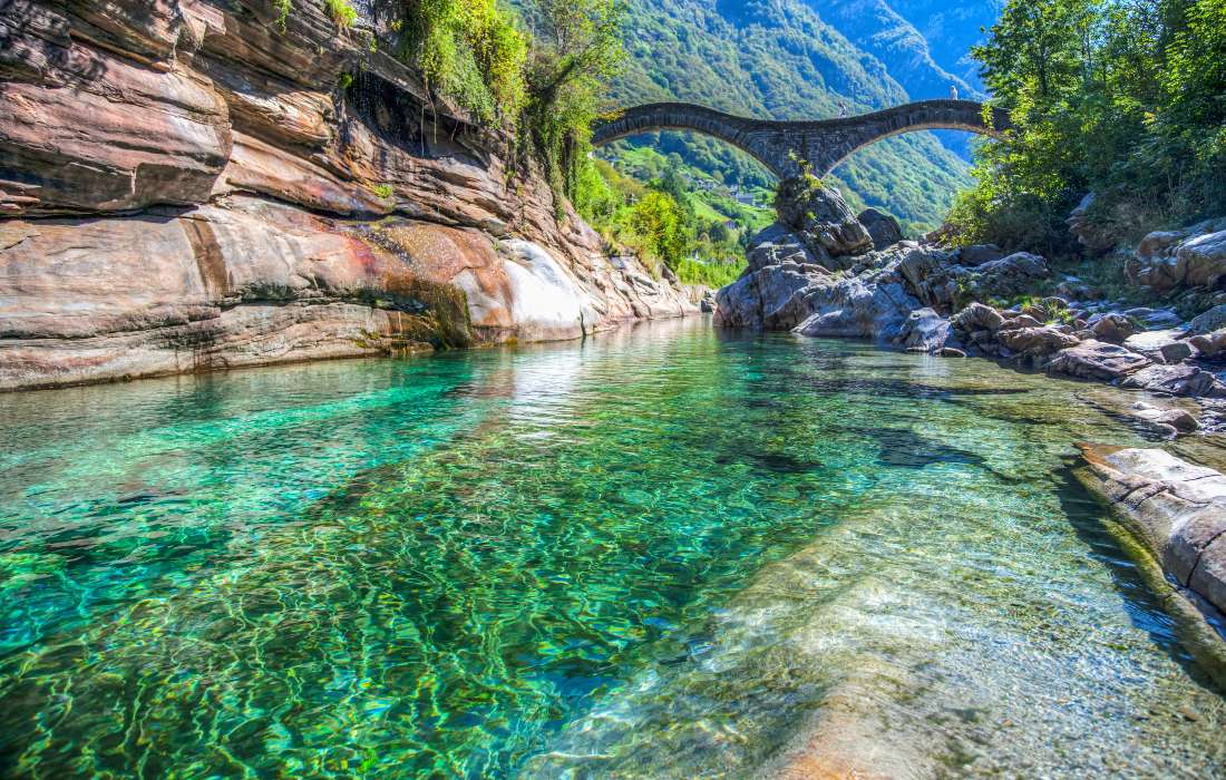 Szwajcaria most nad szmaragdową rzeką w Locarno puzzle online