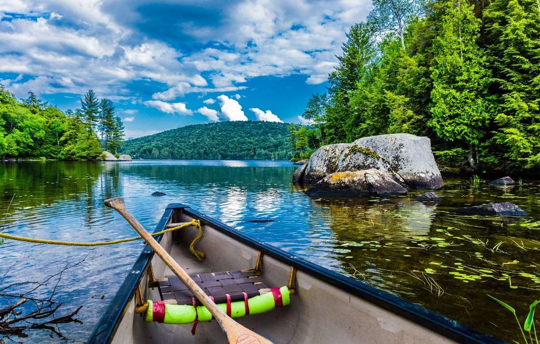 Kanadyjkarstwo po pięknym jeziorze w Kanadzie puzzle online