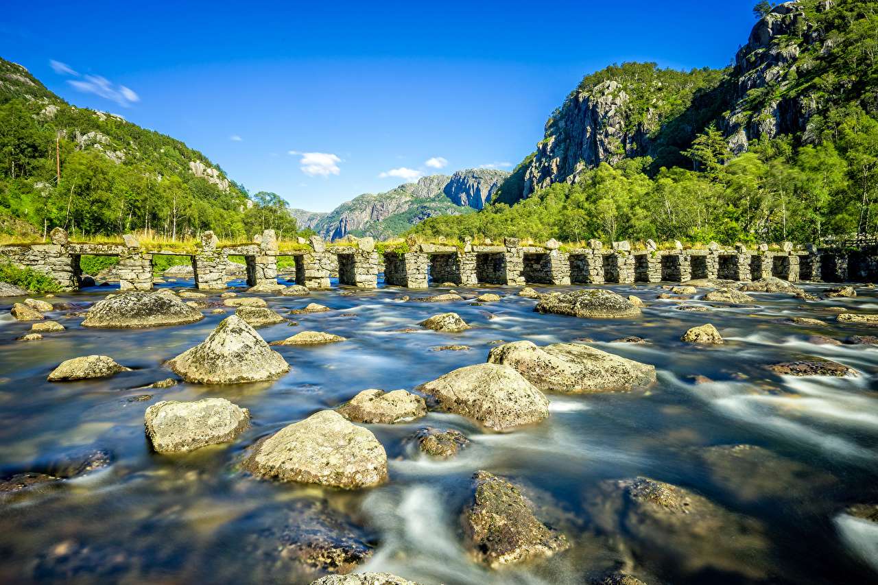 Norwegia-Górska rzeka z starym kamiennym mostem puzzle online