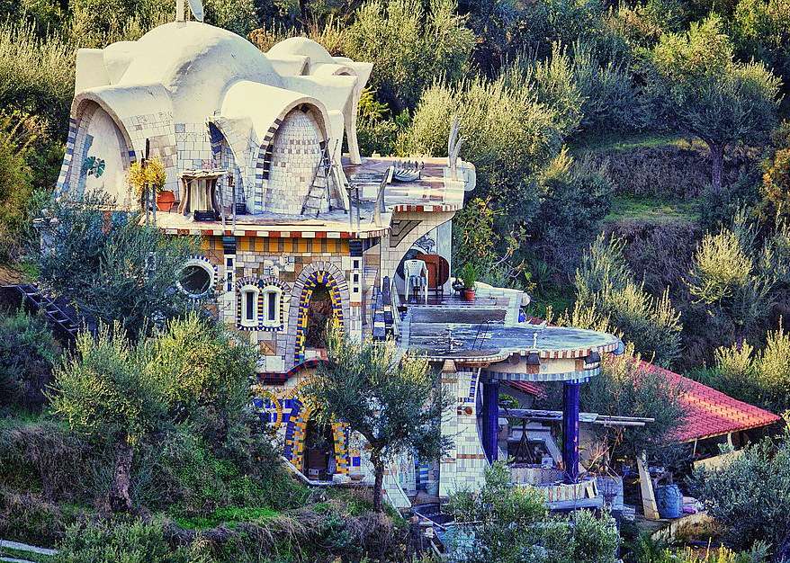 Niesamowity dom w Grecji - projekt Hundertwassera puzzle online