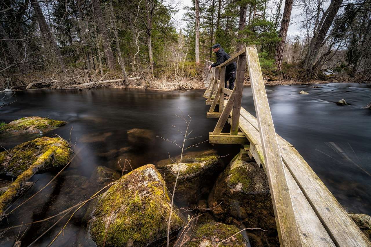 Rzeka i drewniany most jak kładka puzzle online
