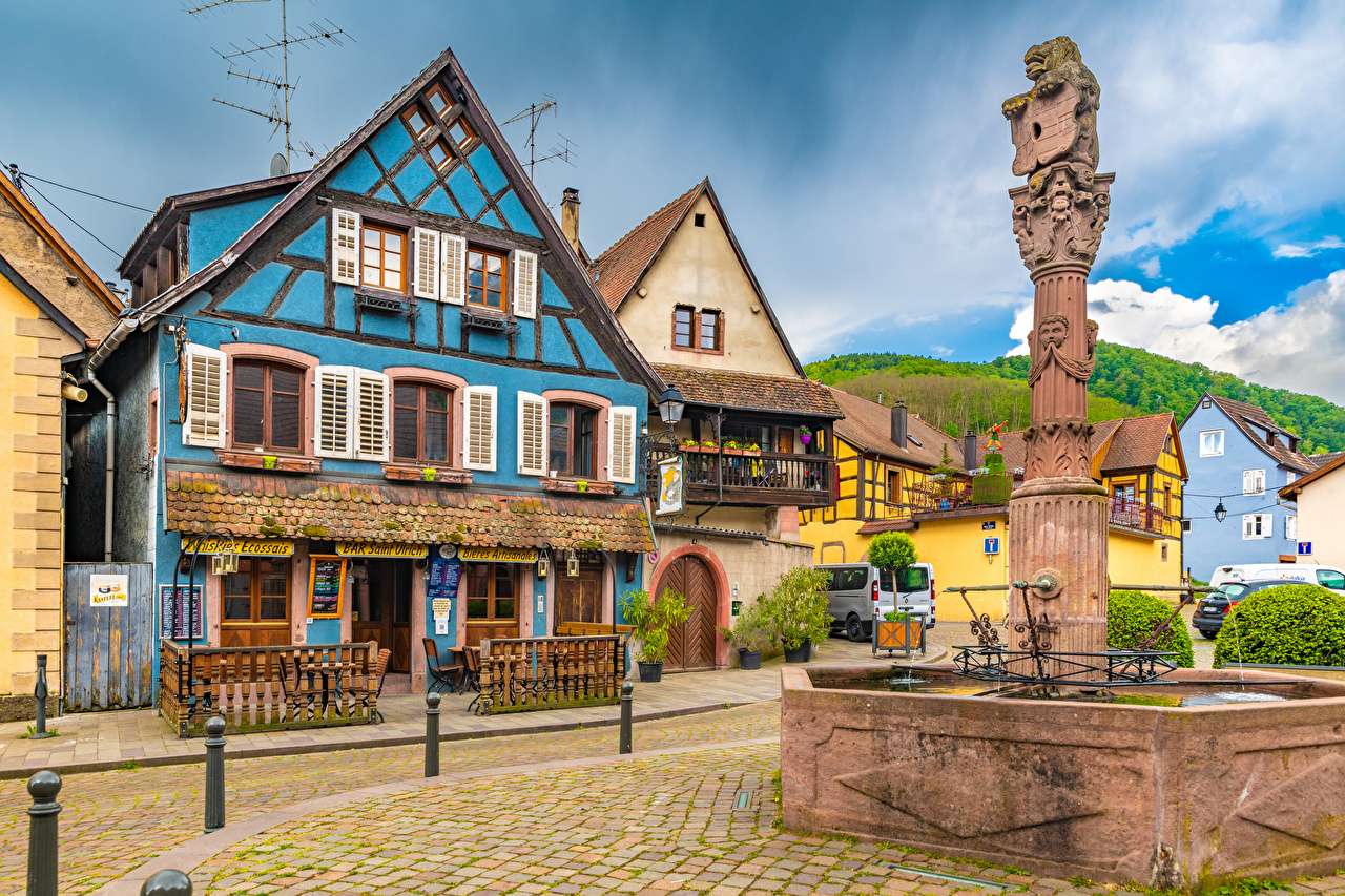 Francja Zabytkowa fontanna domy w małym miasteczku puzzle online