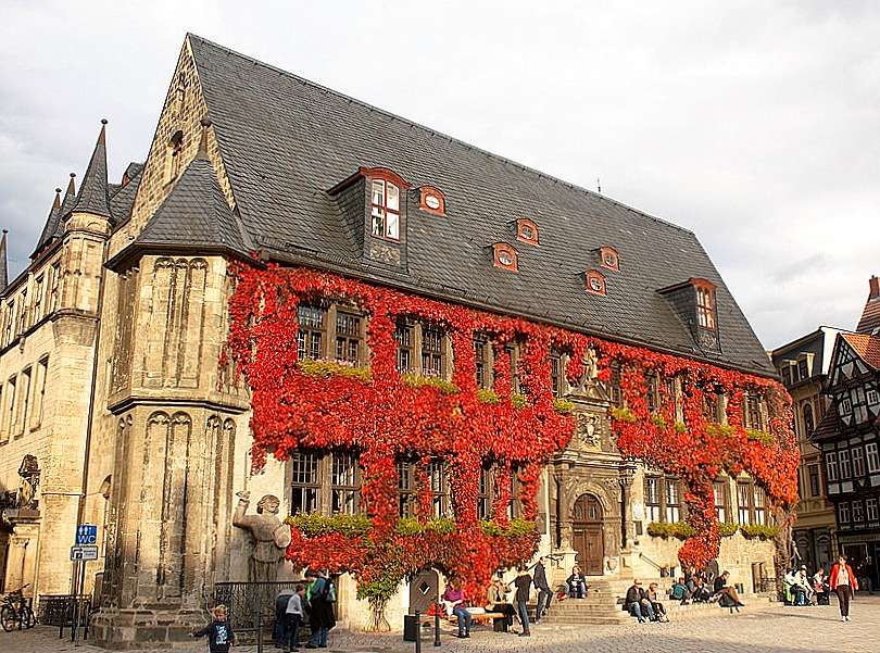 Ratusz w Quedlinburgu jesienią (Saksonia-Anhalt) puzzle online