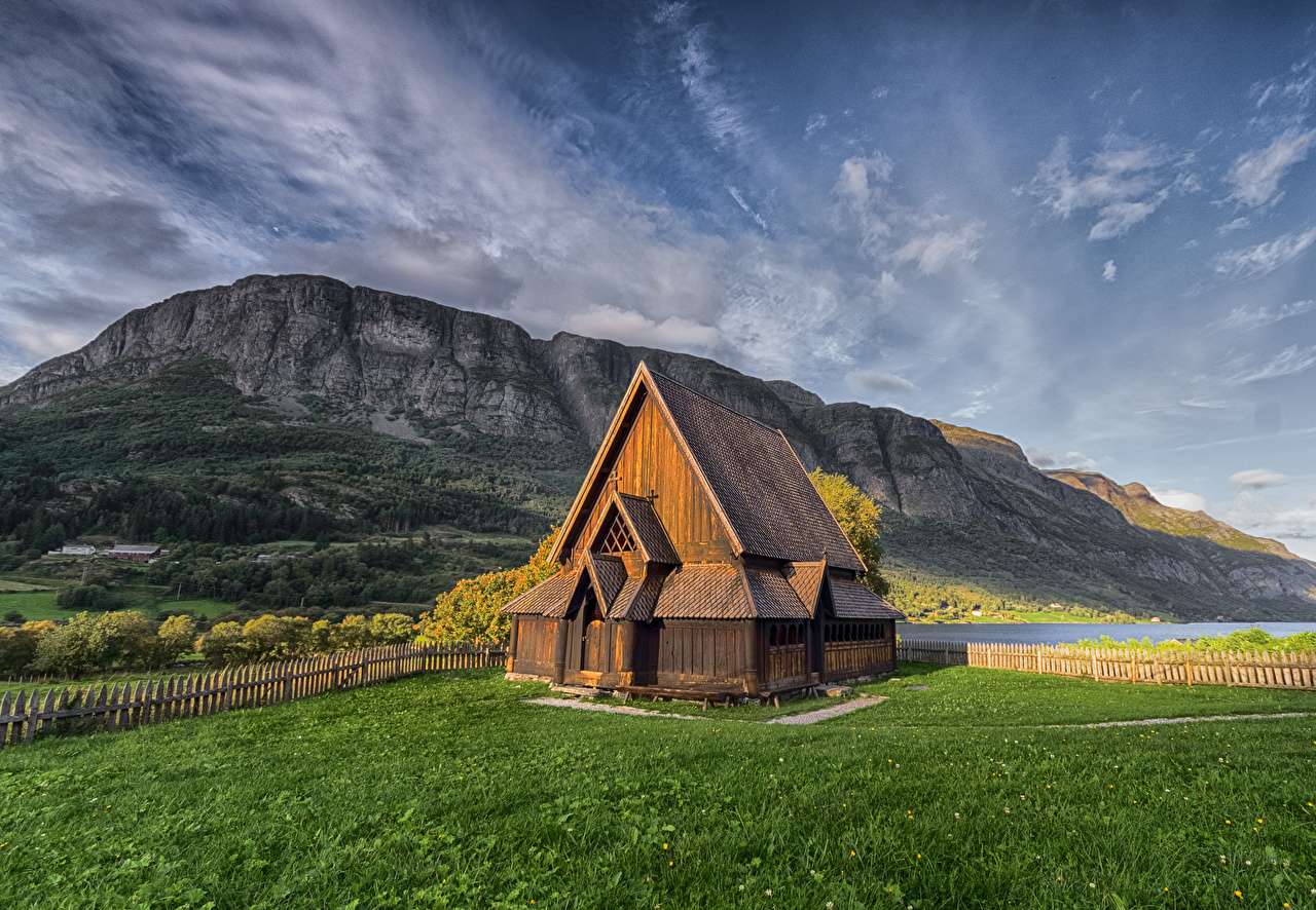 Norwegia- Drewniany Kościół w Valdres wśród gór puzzle online