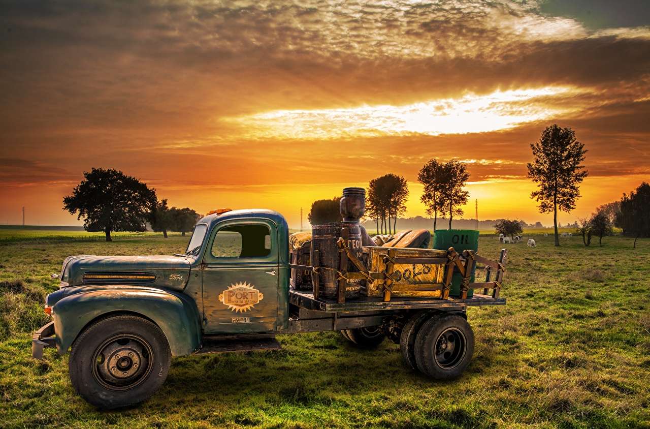 Urocza sceneria starej ciężarówki i zachodu słońca puzzle online