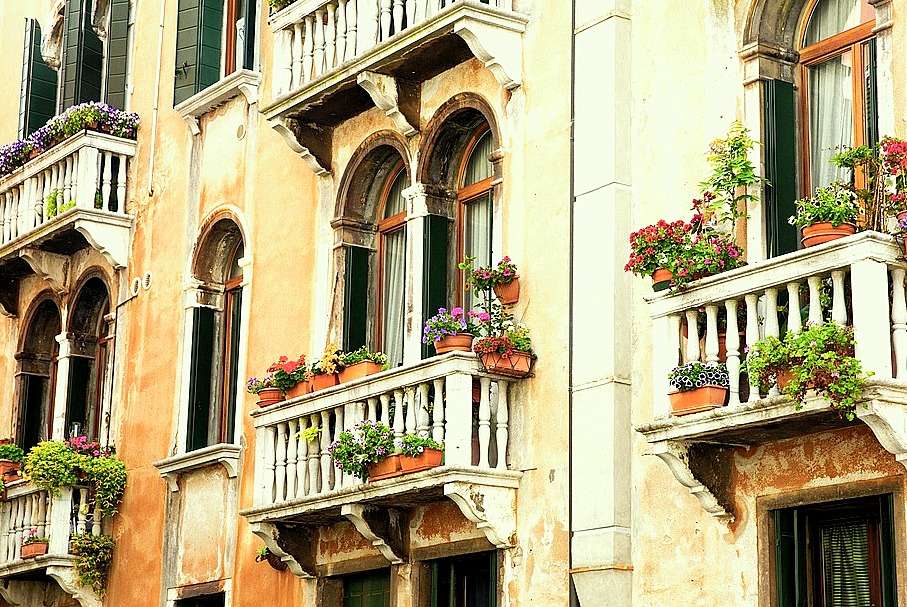 Wiosna w Wenecji rozkwita na balkonach puzzle online