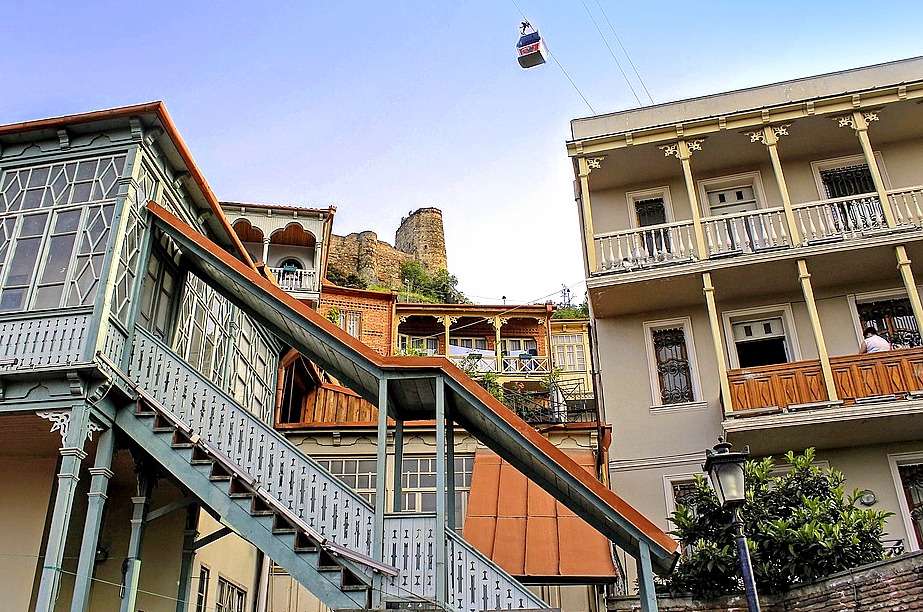 Osiedle w Tbilisi, a w tle zamek i kolejka linowa puzzle online