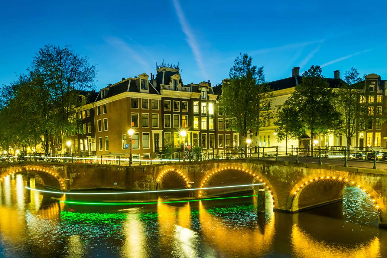 Holandia- Amsterdam nad kanałem nocną porą puzzle online