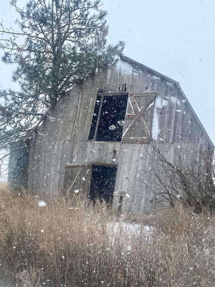 stara stodoła w śniegu puzzle online